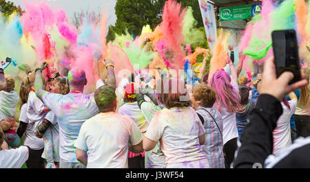 Weymouth, Dorset, UK. 6. Mai 2017. Weldmar die erfolgt Farbe laufen an Weymouth, Gelder für die Nächstenliebe. Familien an der Veranstaltung teilnehmen, eine Stockfoto