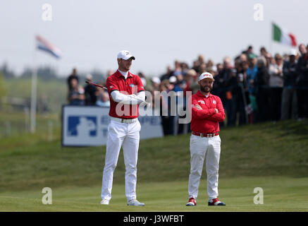 Chris Wood und Andy Sullivan am 6. Loch im Viertelfinale tagsüber zwei Golf-Sechser im Centurion Club, St Albans Englands. Stockfoto