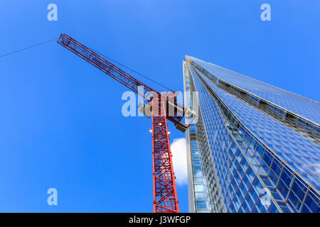 Bau-Krane bei The Shard of Glass Wolkenkratzer, London Bridge, London Stockfoto