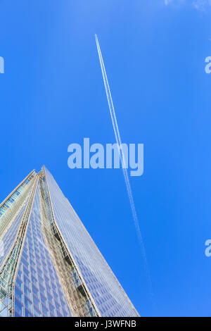 Der Shard Wolkenkratzer von unten mit einem Flugzeug gehen vorbei, London Bridge, London Stockfoto