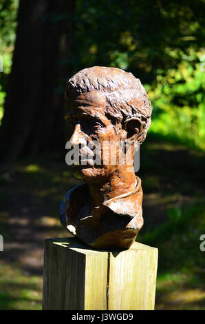 Büste Skulptur von HM Prinz Charles von Angela Conner auf dem Display in Chatsworth Gardens, Derbyshire, England, UK Stockfoto