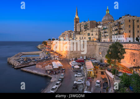 VALLETTA, MALTA - 7. August 2016: Valletta Skyline am Abend, Malta. Die Stadt Valletta ist die Hauptstadt von Malta und wurde offiziell anerkannt ein Stockfoto