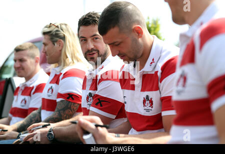 Gloucester Rugby Greig Laidlaw (Mitte) Chats mit Team mate Jonny kann (zweite rechts), als sie für die Fans am Tag fünf 2017 Badminton Horse Trials Autogramme. Stockfoto