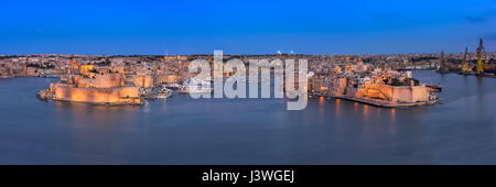 Panorama der drei Städte (Birgu, Senglea und Cospicua) aus Upper Barrakka Gardens am Abend, Malta Stockfoto