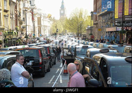 Taxifahrer blockieren Whitehall mit rund 500 Taxis als Protest gegen Uber, Verkehr, Runde Whitehall der Mall und dem Trafalgar Square befindet sich gerade an einem Stand noch bis ca. 15:00 nach eine Petition fordern eine Untersuchung Uber Lizenzen in die Downing Street übergeben wird. Wo: London, Vereinigtes Königreich bei: 6. April 2017 Stockfoto