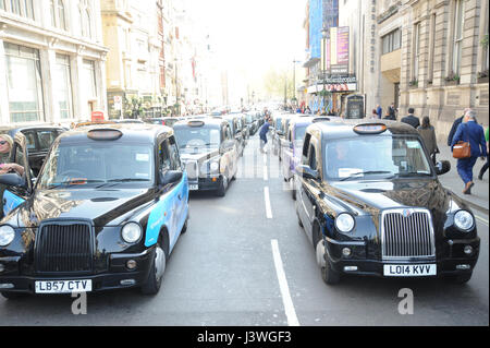 Taxifahrer blockieren Whitehall mit rund 500 Taxis als Protest gegen Uber, Verkehr, Runde Whitehall der Mall und dem Trafalgar Square befindet sich gerade an einem Stand noch bis ca. 15:00 nach eine Petition fordern eine Untersuchung Uber Lizenzen in die Downing Street übergeben wird. Wo: London, Vereinigtes Königreich bei: 6. April 2017 Stockfoto