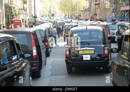 Taxifahrer blockieren Whitehall mit rund 500 Taxis als Protest gegen Uber, Verkehr, Runde Whitehall der Mall und dem Trafalgar Square befindet sich gerade an einem Stand noch bis ca. 15:00 nach eine Petition fordern eine Untersuchung Uber Lizenzen in die Downing Street übergeben wird. Wo: London, Vereinigtes Königreich bei: 6. April 2017 Stockfoto