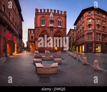 BOLOGNA, Italien - 30. Dezember 2016: Palazzo della Mercanzia in Bologna, Italien. Palazzo della Mercanzia hat Handels- und Aktivitäten von geregelt. Stockfoto