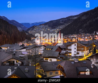 Wolkenstein in Gröden am Morgen, Val Gardena, Dolomiten, Italien Stockfoto