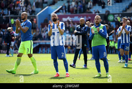 Brighton & Hove Albion Bruno Saltor (Mitte), Brighton & Hove Albion Torwart Niki Maenpaa (links), Brighton & Hove Albion Jiri Skalak (zweiter von rechts) und Brighton & Hove Albion der Solly erkennen März (rechts) die Fans nach dem Schlusspfiff während der Himmel Bet Meisterschaftsspiel im Villa Park, Birmingham. Stockfoto