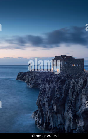 Mit Säulen verbundene Lavaflüsse und das Hotel Puntagrande, das als kleinstes Hotel der Welt bezeichnet wird, Las Puntas, El Hierro. Stockfoto