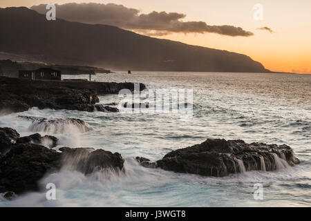 Sonnenuntergang über dem massiven El Golfo Zusammenbruch küstennah, mit säulenförmigen gegliederte Lava in das Meer im Vordergrund von Las Puntas, El Hierro, Stockfoto