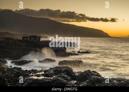 Sonnenuntergang über dem massiven El Golfo Zusammenbruch küstennah, mit säulenförmigen gegliederte Lava in das Meer im Vordergrund von Las Puntas, El Hierro, Stockfoto