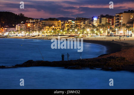 Lloret de Mar in der Nacht, Resort Küstenstadt an der Costa Brava in Spanien, Stadt Skyline, Strand am Mittelmeer (Balearic Sea). Stockfoto