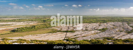 Panoramablick auf Ost und Süd über den Kalkstein Pflaster Karstlandschaft des Burren in Richtung Süden Clare aus Mullaghmore, County Clare, Irland Stockfoto