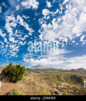 Blick auf den Teide-Vulkan von Puerto de Erjos, Teneriffa, mit spektakulären Makrelen-Wolkenformationen und zahlreichen jungen monogenetischen Vulkankegeln Stockfoto