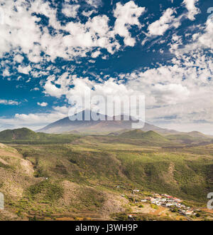 Blick auf den Teide-Vulkan von Puerto de Erjos, Teneriffa, mit spektakulären Makrelen-Wolkenformationen und zahlreichen jungen monogenetischen Vulkankegeln Stockfoto