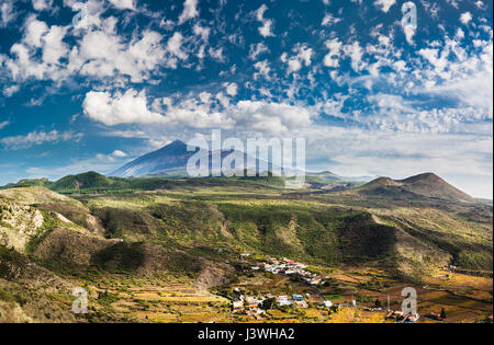 Blick auf den Teide-Vulkan von Puerto de Erjos, Teneriffa, mit spektakulären Makrelen-Wolkenformationen und zahlreichen jungen monogenetischen Vulkankegeln Stockfoto