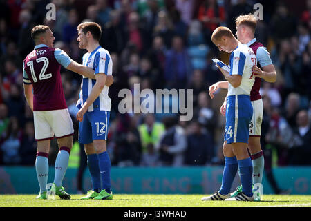 Aston Villa James Chester (links) Konsolen Brighton & Hove Albions Sebastien Pocognoli (zweiter von links), während Aston Villa James Bree (rechts) während der Himmel Bet Meisterschaftsspiel im Villa Park, Birmingham Brighton & Hove Albions Steve Sidwell (zweiter von rechts) nach dem Schlusspfiff tröstet. Stockfoto