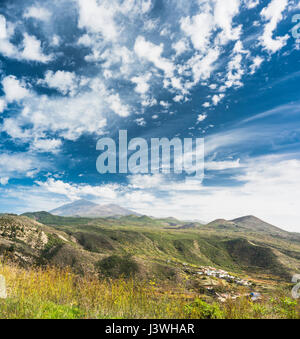 Blick auf den Teide-Vulkan von Puerto de Erjos, Teneriffa, mit spektakulären Makrelen-Wolkenformationen und zahlreichen jungen monogenetischen Vulkankegeln Stockfoto