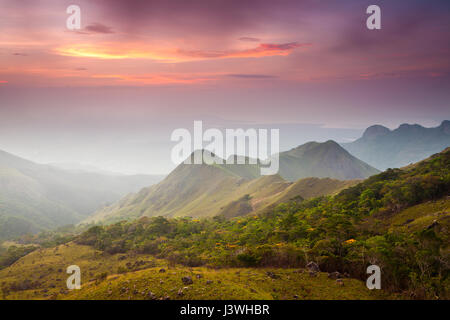 Schönen Sonnenaufgang in Altos de Campana Nationalpark, Republik Panama. Stockfoto