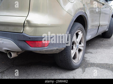 Beschädigte Detail von einem geparkten Auto gefunden beschädigt, grünen Ingwer Ford Kuga / Escape Modell 2013 beteiligt Stockfoto