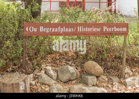 GENADENDAL, Südafrika - 27. März 2017: Wegbeschreibung zum alten Friedhof und historischen Birnbaum in Genadendal. Genadendal ist die erste Mission statio Stockfoto