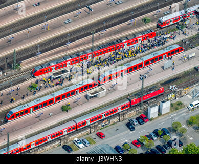 BVB-Fans auf der S-Bahn Dortmund Hauptbahnhof, Rot S-Bahn, Dortmund, Ruhr Area, North Rhine-Westphalia, Germany, BVB-Fans Auf Dem S-Bahnbahnste Stockfoto