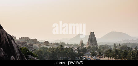 Blick vom Matanga Hügel in Hampi, Karnataka, Indien. Viroopaksha-Tempel in der Backgound gesehen. Stockfoto