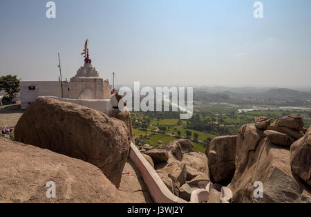 Blick vom Anjaneya Hügel in Hampi, Karnataka, Indien. Hampi Dorf im Hintergrund zu sehen. Stockfoto