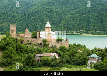 Mittelalterliche Festung Ananuri und Zhinvali Stausee in den Bergen des Kaukasus Stockfoto