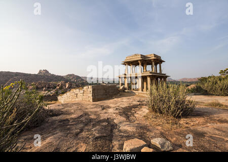 zwei Stockwerke Pavillon in Hampi-UNESCO-Welterbe. Karnataka, Indien. Stockfoto