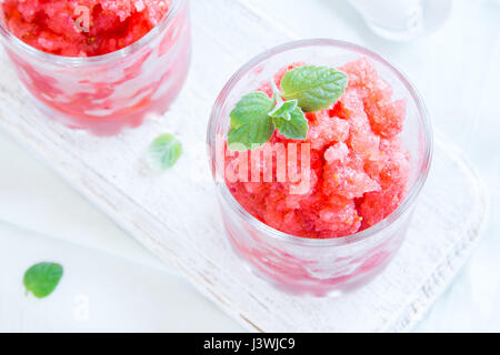 Erdbeer-Granita mit Minze (gefrorene Dessert) in Teil Gläser auf weißem Hintergrund mit Textfreiraum Stockfoto
