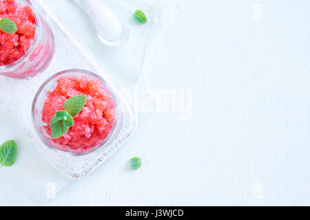 Erdbeer-Granita mit Minze (gefrorene Dessert) in Teil Gläser auf weißem Hintergrund mit Textfreiraum Stockfoto