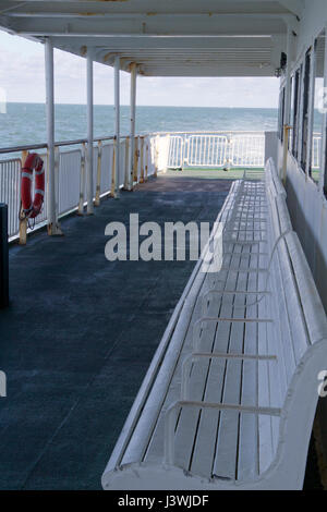 Fähre Terrasse mit Bänken, Fechten und einen Rettungsring als es kreuzt die ChesapeakeBay an einem sonnigen Tag Stockfoto