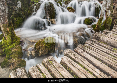 Detailansicht der schönen Wasserfälle in der Sonne im Nationalpark Plitvice, Kroatien Stockfoto
