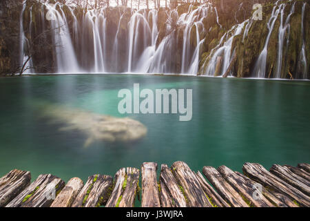Detailansicht der schönen Wasserfälle in der Sonne im Nationalpark Plitvice, Kroatien Stockfoto