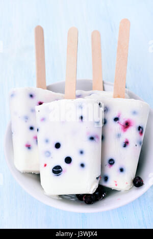 Eis Eis am Stiel aus Joghurt und Heidelbeere, Nahaufnahme Stockfoto