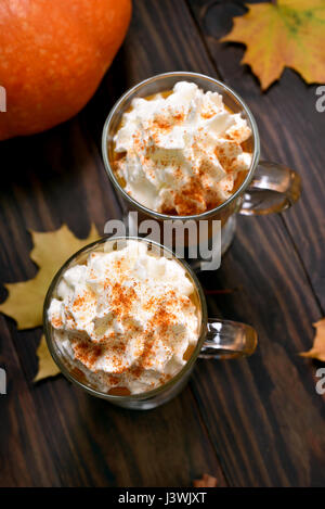 Kürbis würzig Latte in Gläsern, Herbst Heißgetränk Stockfoto