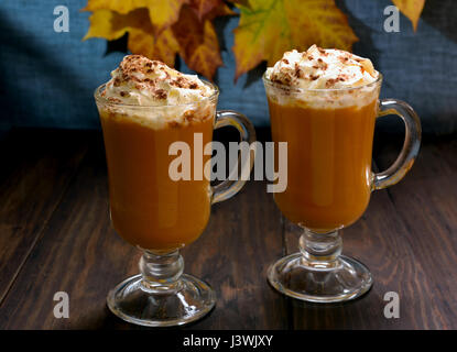 Heißes Gemüse Getränk. Kürbis Latte mit Sahne und Zimt in Gläsern Stockfoto