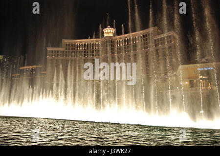 Wasser und Licht Farbe des Bellagio Casino. Aufnahme in der Nacht in Las Vegas, Nevada. August 2013. Stockfoto