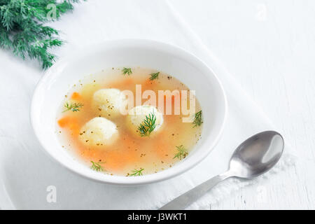 Köstliche Matzoh Ball Suppe jüdische traditionelle Küche, hausgemachte Matzo Ball Suppe Stockfoto