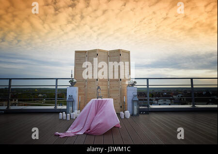 Ein hölzerne Bildschirm ist auf dem Hintergrund der bewölkten Himmel. Schönheit, Hochzeit Dekorationen, Ehe-Registrierung auf dem Dach Stockfoto