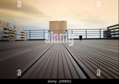 Ein hölzerne Bildschirm ist auf dem Hintergrund der bewölkten Himmel. Schönheit, Hochzeit Dekorationen, Ehe-Registrierung auf dem Dach Stockfoto
