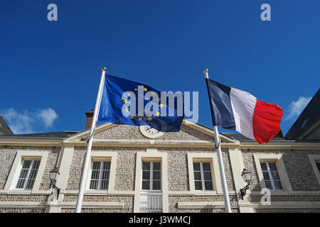 Frankreichs und der Europäischen Union im Wind wehende Fahnen. Flagge von Europa. Französisch offizielle Nationalflagge. Symbol der Partnerschaft in der EU Stockfoto