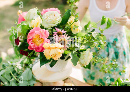 Bouquet, Menschen, Blumen Urlaub, Geschenk und Blumenarrangement Konzept - Nahaufnahme des schönen frischen Blumenstrauß, junge Frau mit Vase mit Sommerblumen in Natur Hintergrund, Dekoration Kunstwerk. Stockfoto