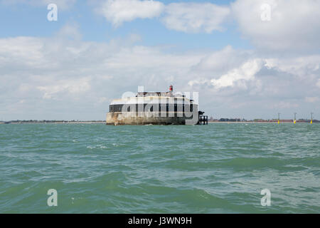 Zugewandten Seite Blick auf Spitbank Fort im Solent. Portsmouth Skyline hinter dieser alten Palmerston Forts jetzt in ein Luxushotel umgewandelt Stockfoto