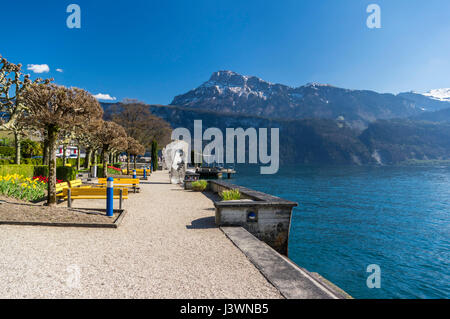 Blick auf den Vierwaldstättersee (Vierwaldstättersee) und die Schweizer Alpen einschließlich Niderbauen Peak von der Waterfront Park Gersau, Schweiz. Stockfoto