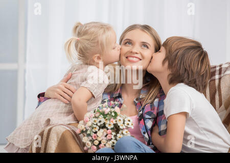 Mutter und Kinder Elternschaft Mutterschaft Liebe Pflegekonzept Stockfoto