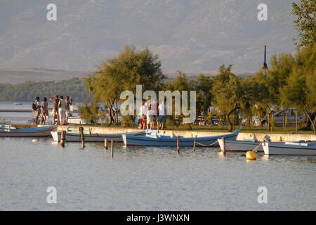 Touristen an der Küste von Nin, Kroatien Stockfoto